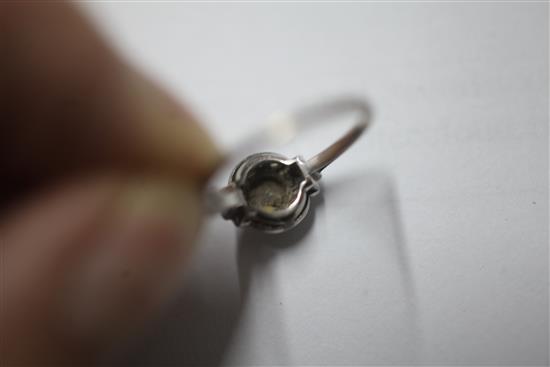 An Art Deco platinum and diamond ring, size M.
